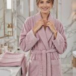 Cape de bain avec deux serviettes, marque ABM JACQUARD, confectionnée en 100% coton de haute qualité.