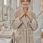 Cape de bain avec deux serviettes, marque ABM JACQUARD, confectionnée en 100% coton de haute qualité.