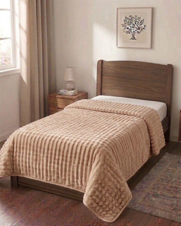 Couverture ABM 160x220 cm acrylique gaufree coloris Beige sur un lit une place