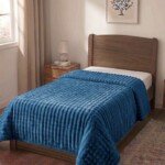Couverture ABM 160x220 cm acrylique gaufree coloris Bleu canard sur un lit une place