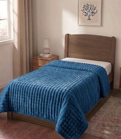 Couverture ABM 160x220 cm acrylique gaufree coloris Bleu canard sur un lit une place