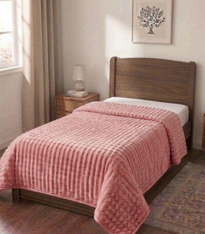 Couverture ABM 160x220 cm acrylique gaufree coloris Rose poudré sur un lit une place