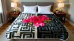 Couverture SOLAR BEAR MARQUE ABM double faces 2 places 12 KG 220*240CM - noir et blanc aux roses