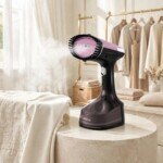 Défroisseur vapeur mauve Lexical LHH-0930 1600 W posé sur une table en marbre, vapeur en action - 99 DT