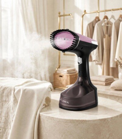 Défroisseur vapeur mauve Lexical LHH-0930 1600 W posé sur une table en marbre, vapeur en action - 99 DT