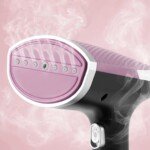 Gros plan sur la tête ronde et la brosse amovible du défroisseur vapeur mauve Lexical LHH-0930