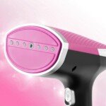 Gros plan sur la tête ronde et la brosse amovible du défroisseur vapeur rose Lexical LHH-0930