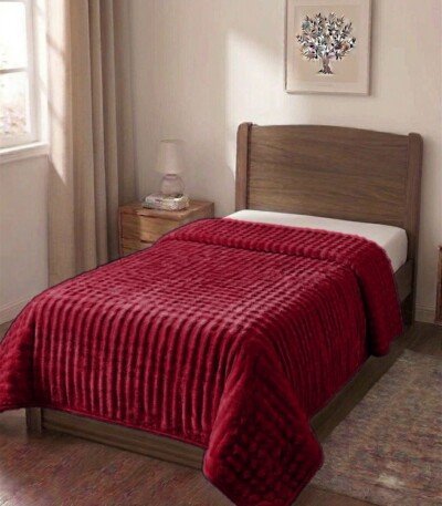 Couverture ABM 160x220 cm acrylique gaufree coloris Rouge bordeaux sur un lit une place