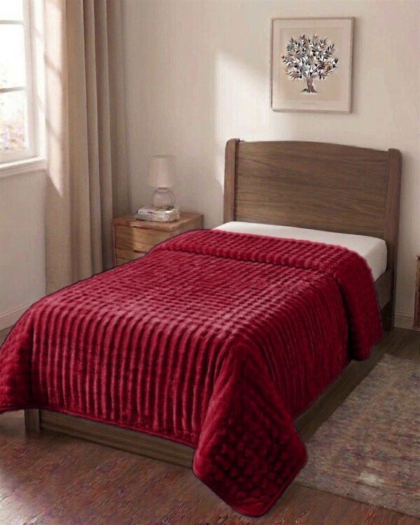 Couverture ABM 160x220 cm acrylique gaufree coloris Rouge bordeaux sur un lit une place