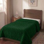 Couverture ABM 160x220 cm acrylique gaufree coloris Vert gazon sur un lit une place