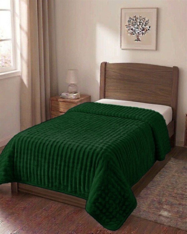 Couverture ABM 160x220 cm acrylique gaufree coloris Vert gazon sur un lit une place