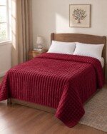 Couverture panda ABM 220x240 cm acrylique gaufree coloris Rouge bordeaux sur un lit deux places