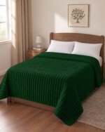Couverture panda ABM 220x240 cm acrylique gaufree coloris Vert gazon sur un lit deux places
