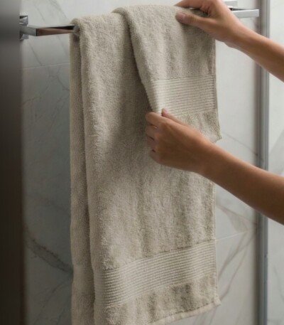 Pack de 2 serviettes de bain à bordure rayée, coloris beige lin, 70 x 140 cm et 50 x 90 cm, 100 % coton