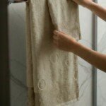 Pack de 2 serviettes de bain jacquard cercles et cœurs, coloris beige taupe, 100 x 150 cm et 50 x 90 cm, 100 % coton