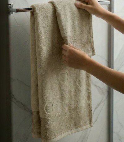 Pack de 2 serviettes de bain jacquard cercles et cœurs, coloris beige taupe, 100 x 150 cm et 50 x 90 cm, 100 % coton