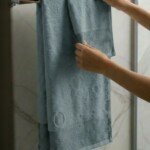 Pack de 2 serviettes de bain jacquard cercles et cœurs, coloris bleu-gris, 100 x 150 cm et 50 x 90 cm, 100 % coton