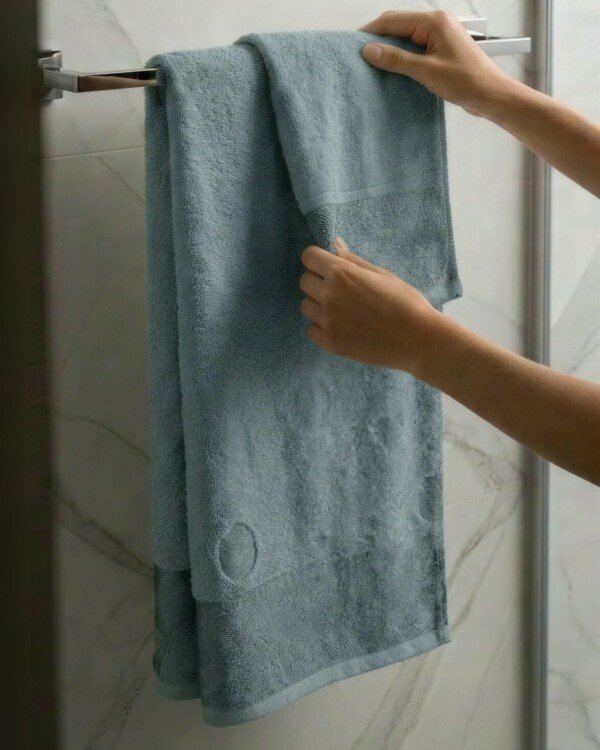 Pack de 2 serviettes de bain jacquard cercles et cœurs, coloris bleu-gris, 100 x 150 cm et 50 x 90 cm, 100 % coton