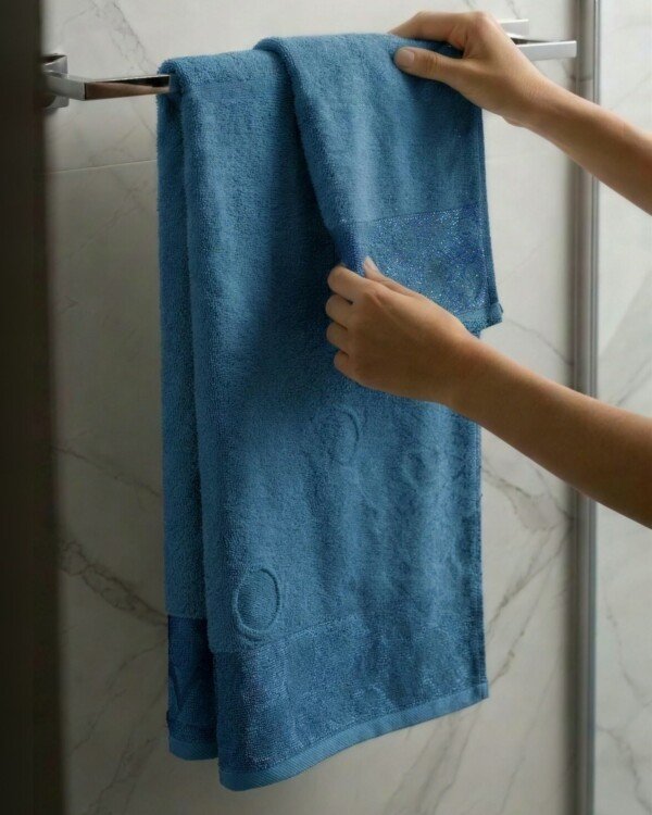 Pack de 2 serviettes de bain jacquard cercles et cœurs, coloris bleu pétrole, 100 x 150 cm et 50 x 90 cm, 100 % coton