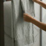 Pack de 2 serviettes de bain jacquard cercles et cœurs, coloris gris clair, 100 x 150 cm et 50 x 90 cm, 100 % coton