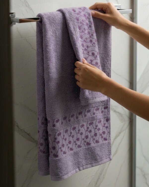 Pack de 2 serviettes de bain motif fleurs, coloris lavande, 70 x 140 cm et 50 x 90 cm, 100 % coton